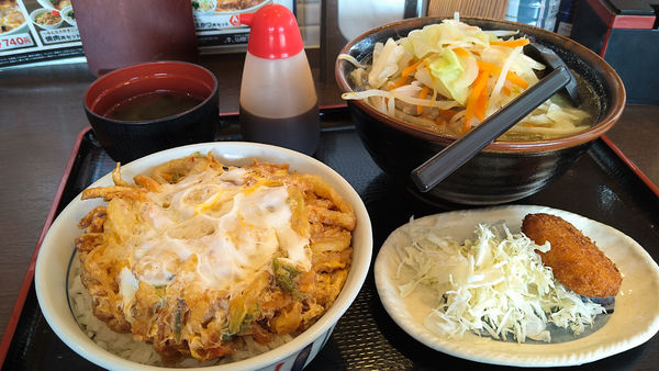 「野菜たっぷりタンメン大盛り+かき揚げ丼大盛り+他」@山田うどん食堂 武蔵藤沢店の写真
