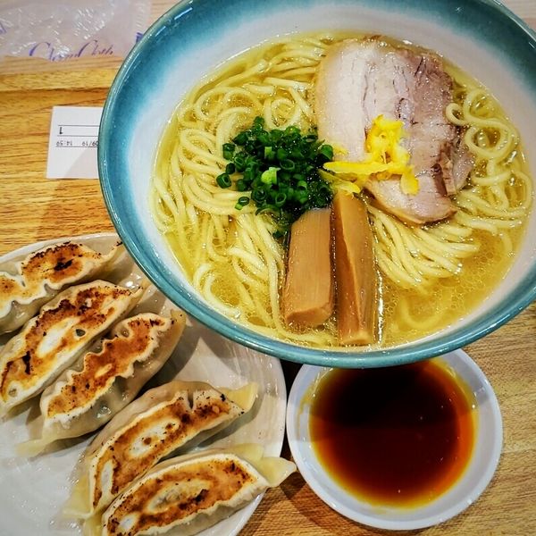 「【当店限定】ゆず塩そば大 ７６０円＋龍神ぎょうざ ３１０円」@活龍 道の駅かさま店の写真