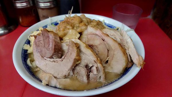 「小豚入り(900円)ニンニクアブラ」@ラーメン二郎 桜台駅前店の写真