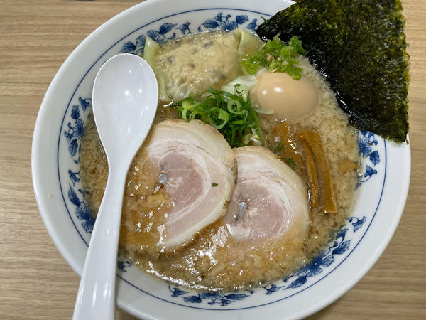 「背脂醤油＋味玉」@覆めん 花木の写真