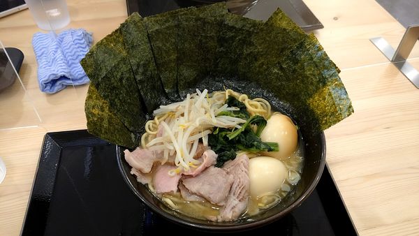 「特製豚骨ラーメン中盛り+海苔」@熟成豚骨ラーメン そだしの写真
