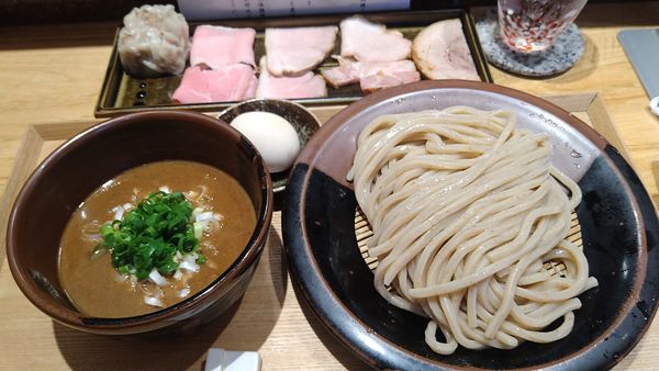 「つけめん(並)+特選全部乗せ+比内地鶏味玉¥2500-」@中華蕎麦 とみ田の写真