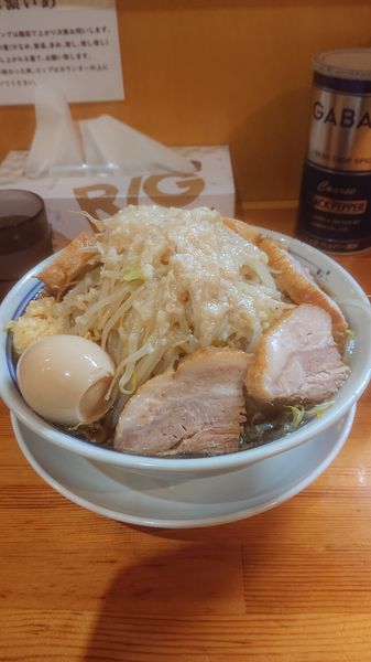 「チャーシュー麺  麺大盛  味玉 野菜マシ  ニンニク  油」@連の写真