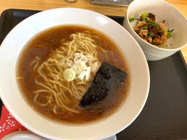 「朝ラーメン 450円 ＋ ミニチャーシュー丼 200円」@らーめん戸丸屋の写真