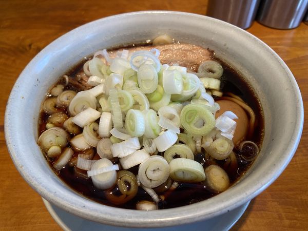 「らーめんmicro（焼豚 厚）＋特選こだわり煮玉子＋ネギ」@人類みな麺類 東京本店の写真