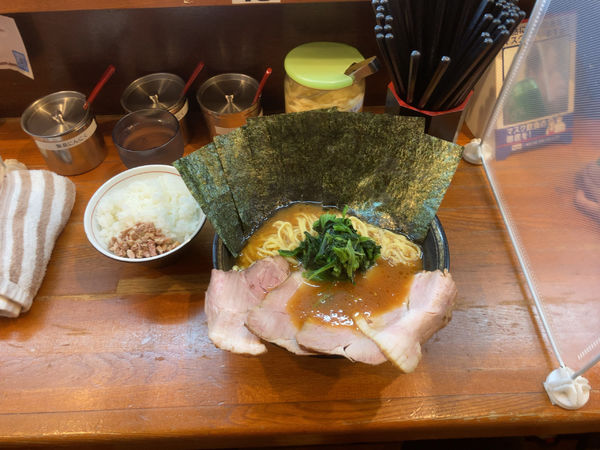 「チャーシュー麺中盛り　のり　ライス」@末廣家の写真