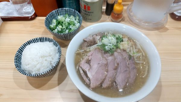 「味噌チャーシュー麺+ご飯+モヤシ+ネギ」@三ん寅の写真