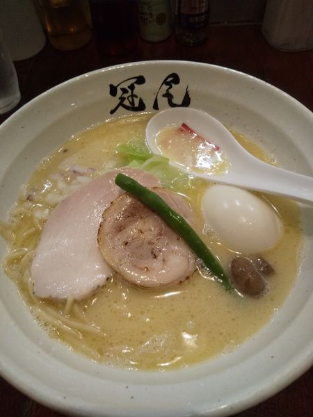 「純白湯らぁめん(クーポン無料)味玉130円替え玉180円」@らぁめん冠尾 恵比寿西店の写真