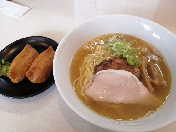 「煮干しそば(白)＋いなり1皿」@麺屋 志縁の写真