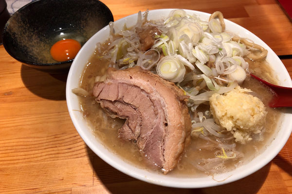 「二郎系ラーメン850円+岩田のおいしい玉子100円」@ブタハトモダチニボシハシンユウの写真