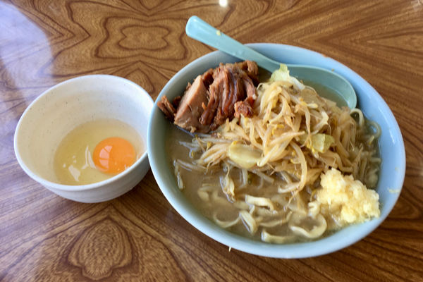 「ラーメン(麺少なめ、生玉子、ニンニク) 800円」@ラーメン すくえ屋の写真