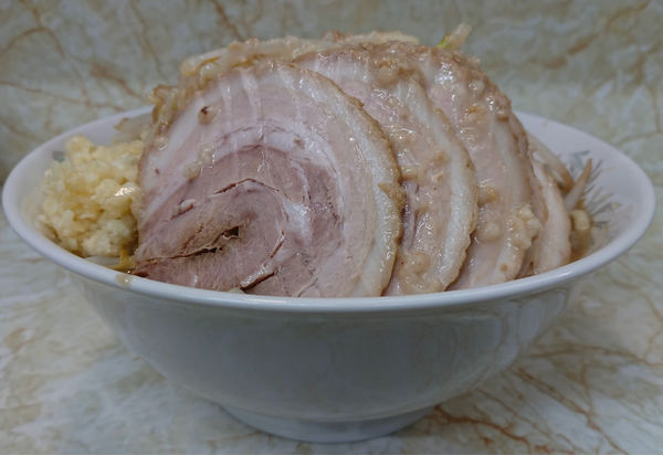 「チャーシューメン大盛り(ニンニク有り背アブラ多め)」@らーめん松信 八千代台店の写真