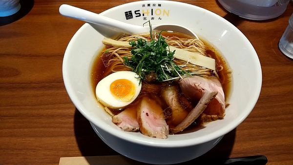 「醤油らーめん（８７０円）」@淡麗拉麺 志おん-shion-の写真