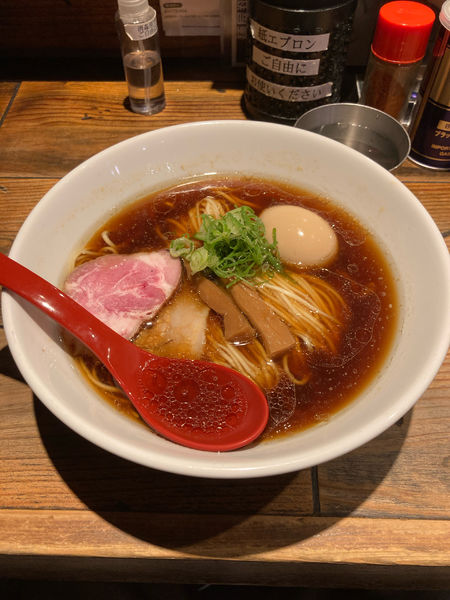 「軍鶏醤油ラーメン　味玉　1,150円」@麺屋 翔 西新宿本店の写真