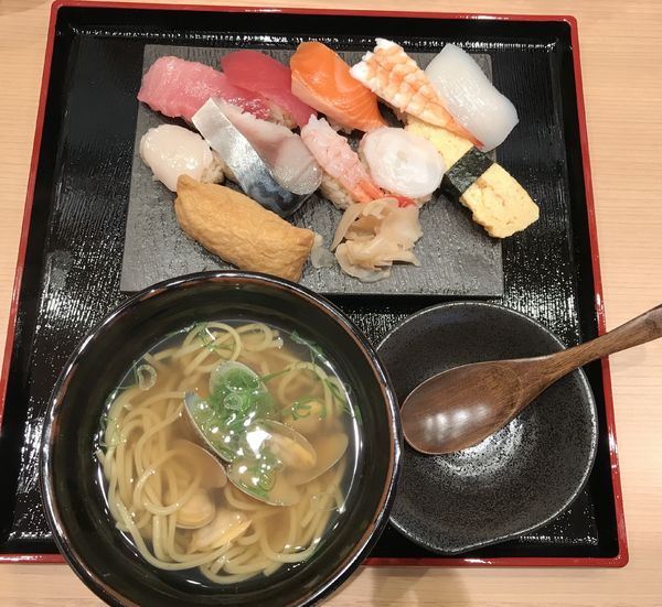 「寿司・鯛出汁塩らーめんセット ¥990」@鮨・酒 ・肴  杉玉 両国の写真