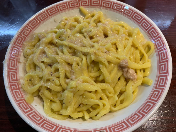 「【限定】いか煮干まぜそば背脂の雪がフリソソグ」@中華そば えもとの写真