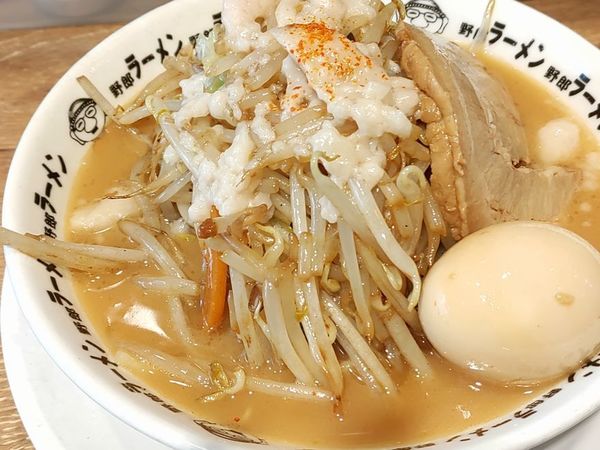 「豚骨野郎（焼き野菜・背脂）＋味玉」@野郎ラーメン 錦糸町店の写真