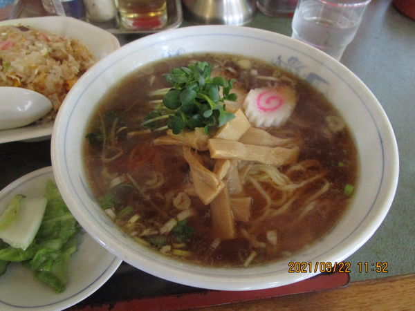 「ラーメンと半チャーハンSet 700円」@中華料理 山久の写真