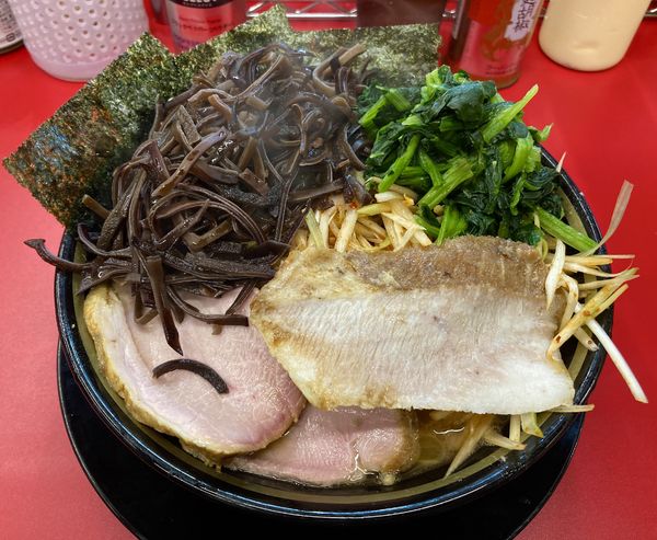 「ネギらーめん（赤）＋きくらげ＋豚バラ焼豚」@IEKEI_TOKYO 王道家直系の写真