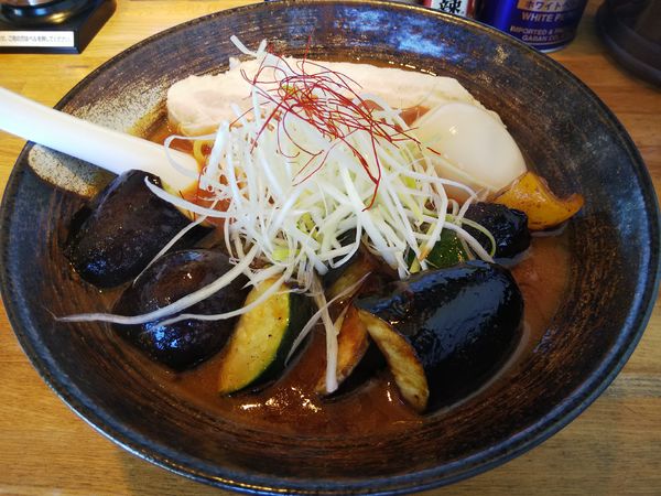 「【限定】なすとトマトのカレー風味とんこつラーメン」@らーめん 月の兎影の写真