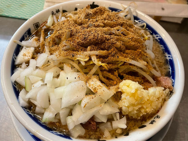 「らーめん（中）＋魚粉＋たまねぎ」@オリジナル極太麺 らーめん天の写真