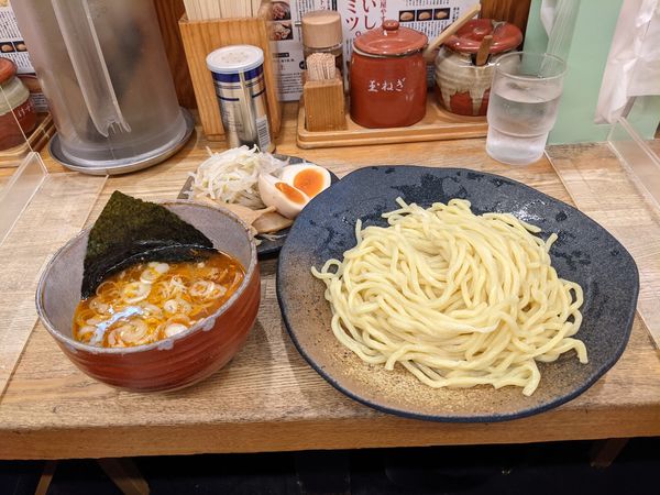 「辛味つけ麺中盛＋3点盛り」@つけ麺屋 やすべえ 新宿店の写真