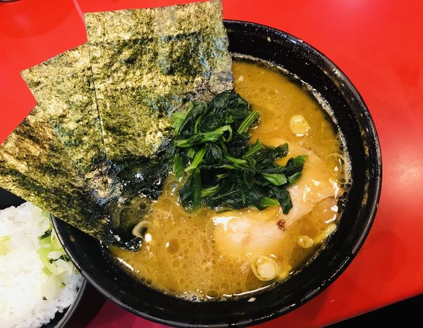 「ラーメン(濃い目)＋ライス」@家系総本山 ラーメン吉村家の写真