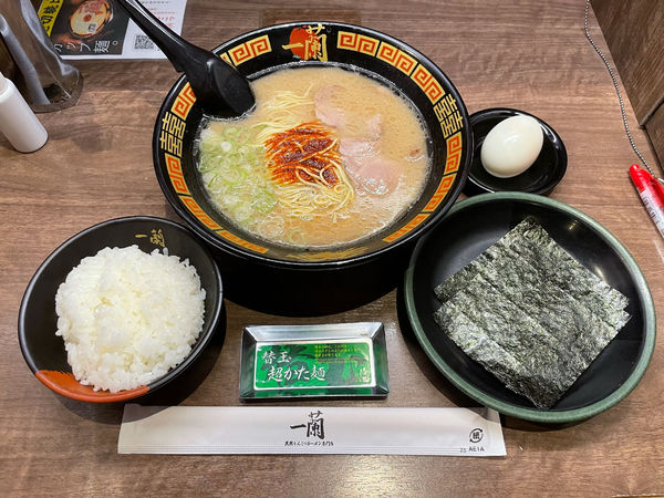 「ラーメン、替玉、半熟塩たまご、海苔、ごはん」@一蘭 太宰府店の写真