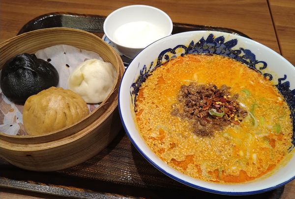 「選べる担々麺と3色豚まんセット ￥1408」@雲龍一包軒 ららぽーと富士見店の写真