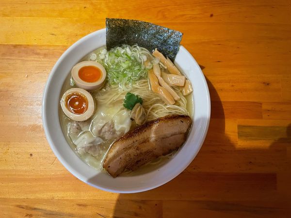 「塩ワンタン麺 味玉」@貝出汁ラーめん クラムの写真