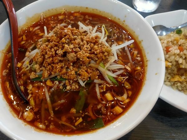 「麻辣刀削麺+半チャーハン 825円」@中華料理 谷記 3号店の写真