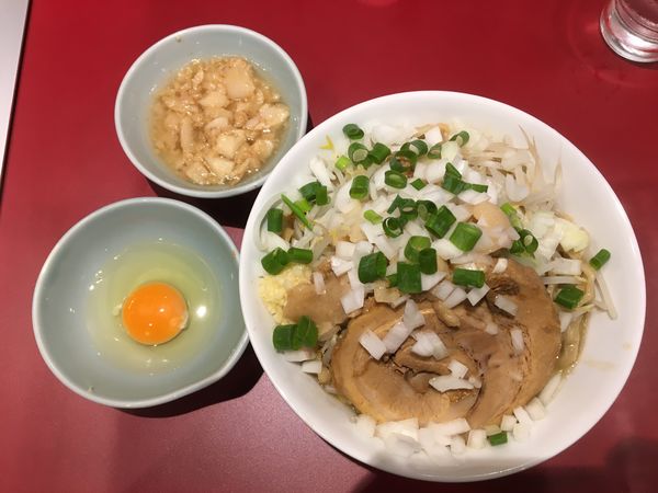 「濃厚 並盛＋玉ねぎ＋アブラ(無料トッピング:ニンニク、ネギ)」@豚らーめん ミドリカワの写真