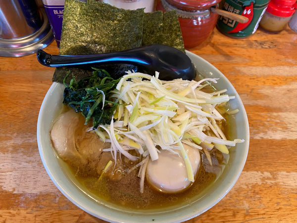 「ラーメン（固め）750円+味玉100円+白ネギ150円」@四号家の写真