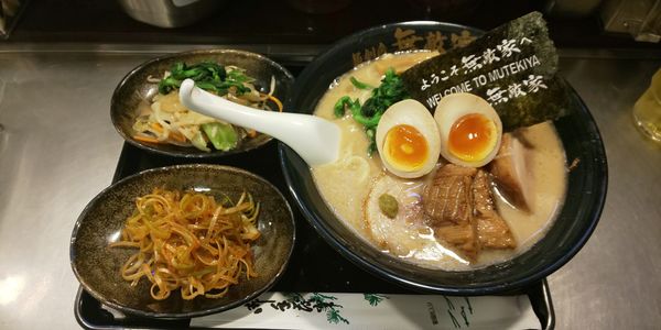 「無敵家らーめんニクタマ+大盛+旨辛ネギ+5種野菜炒め」@麺創房 無敵家の写真