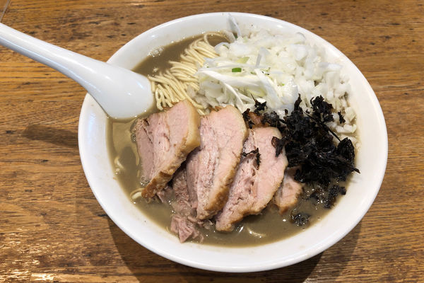 「濃厚煮干そば780円+チャーシュー+タマネギ」@中村屋総本山の写真