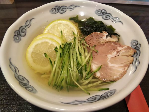 「冷し塩レモンラーメン　※恥ずかしながら豚チャーシューに変更」@NATURAL DINING 然の写真