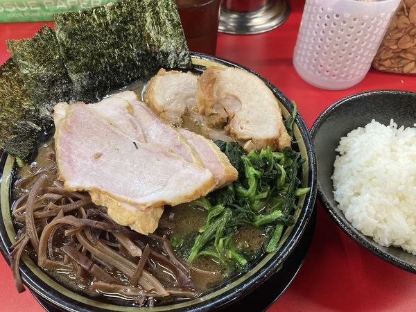 「チャーシューメン3枚＋青菜＋きくらげ＋バラ＋ライス」@IEKEI_TOKYO 王道家直系の写真