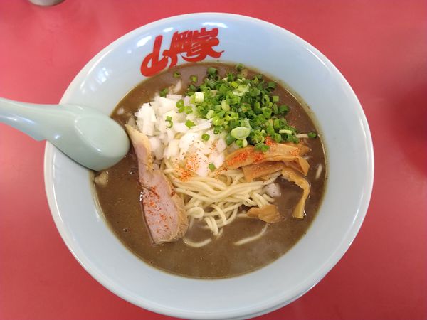 「鬼煮干しラーメン（860円）」@山岡家 越谷レイクタウン店の写真