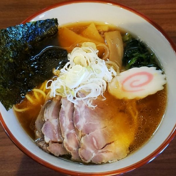 「チャーシューメン（天然ヒラメと鶏ガラのＷスープ） ８５０円」@呑み喰い処 くぼ家の写真