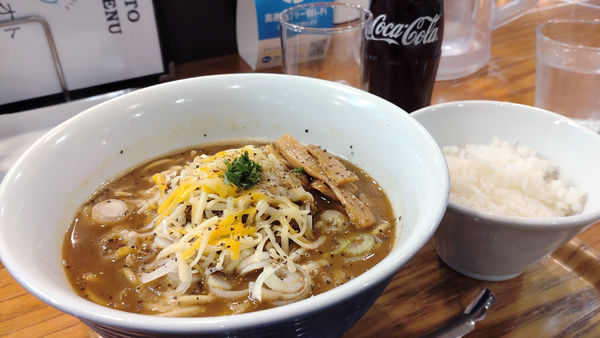 「【夜】限定：胡椒香るスパイシーカレーブラックそば+コカコーラ」@アメノオトの写真