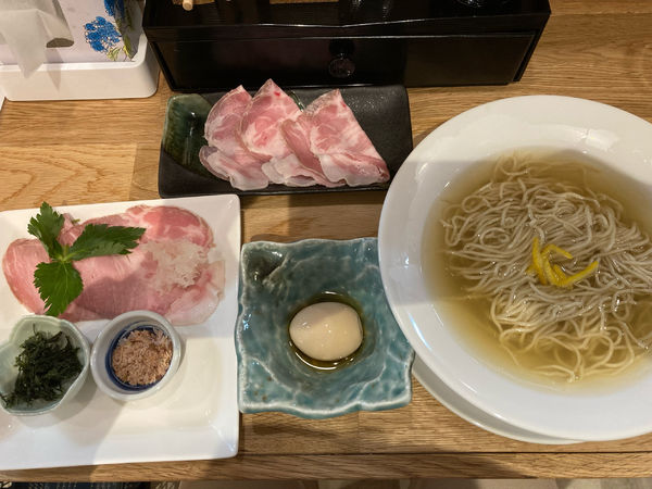 「追込み鰹出汁拉麺　塩　カツオ玉付+豚肩ロース」@麺と向かって鰹の写真