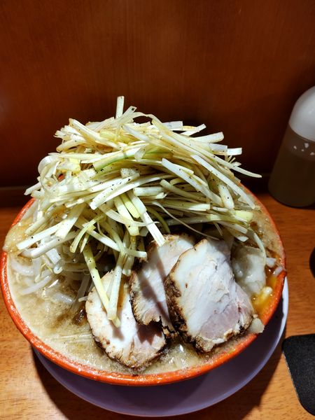 「ネギラーメン ヤサイ アブラ」@らーめん バリ男 豊洲店の写真