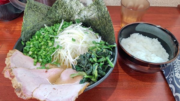 「ハーフチャーシュー白ねぎメン+生ニラ半ライス」@横浜家系らーめん 天王家 寒川総本店の写真