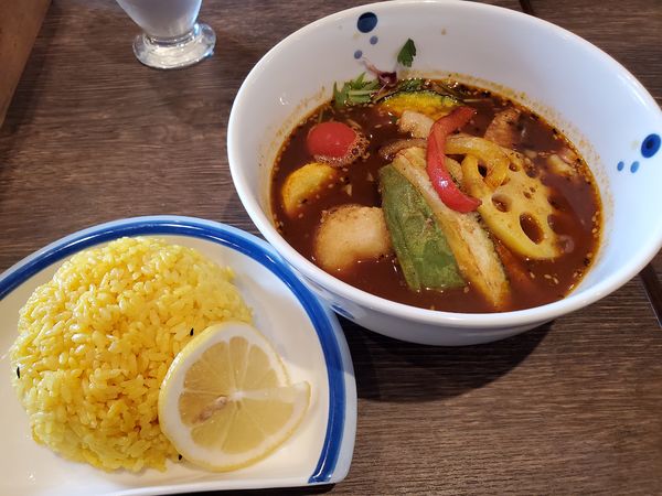 「季節の野菜を12類・海老スープ・辛さ5・普通盛」@スープカレー ネイビーズ 横浜中華街店の写真