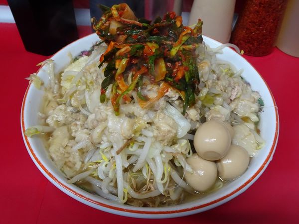 「ラーメン豚2枚（780円）＋味うずら＋九条ネギキムチ　YNA」@ラーメン二郎 湘南藤沢店の写真