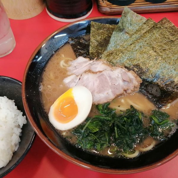 「特選ラーメン中盛り、かため、ライス」@横浜ラーメン 山本家の写真