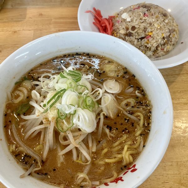 「味噌らーめん＋半チャーハンセット」@らーめん やちの写真