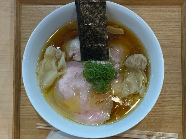 「わんたん入りしょうゆチャーシュー麺」@飯田商店 湯河原本店の写真