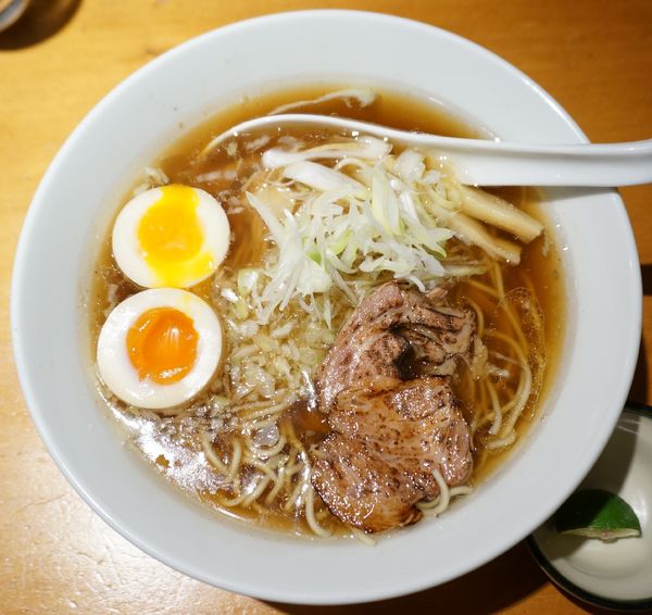 「鴨としじみの醤油らーめん＋味玉」@麺や ながれものの写真