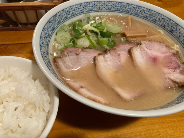 「特製ラーメン＋ライス」@とんぴととりの光龍益の写真